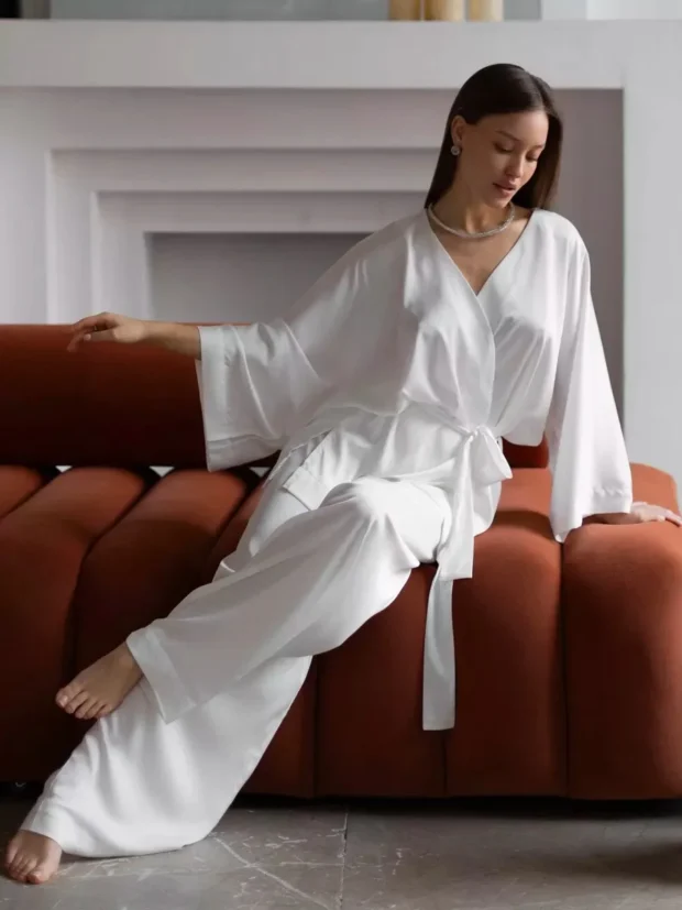 Satynowy komplet z wiązanym kimono
