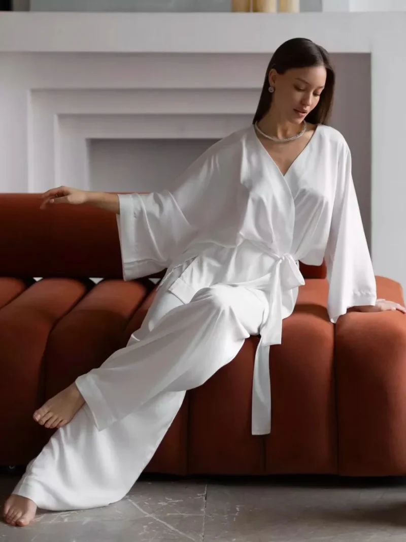 Satynowy komplet z wiązanym kimono