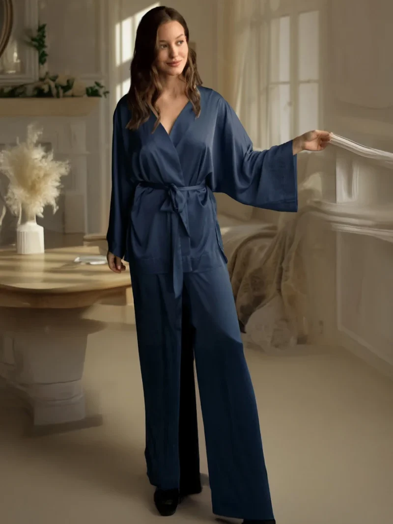 Satynowy komplet z wiązanym kimono