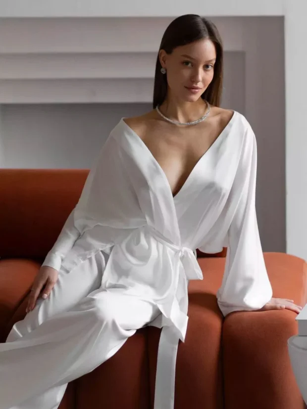 Satynowy komplet z wiązanym kimono