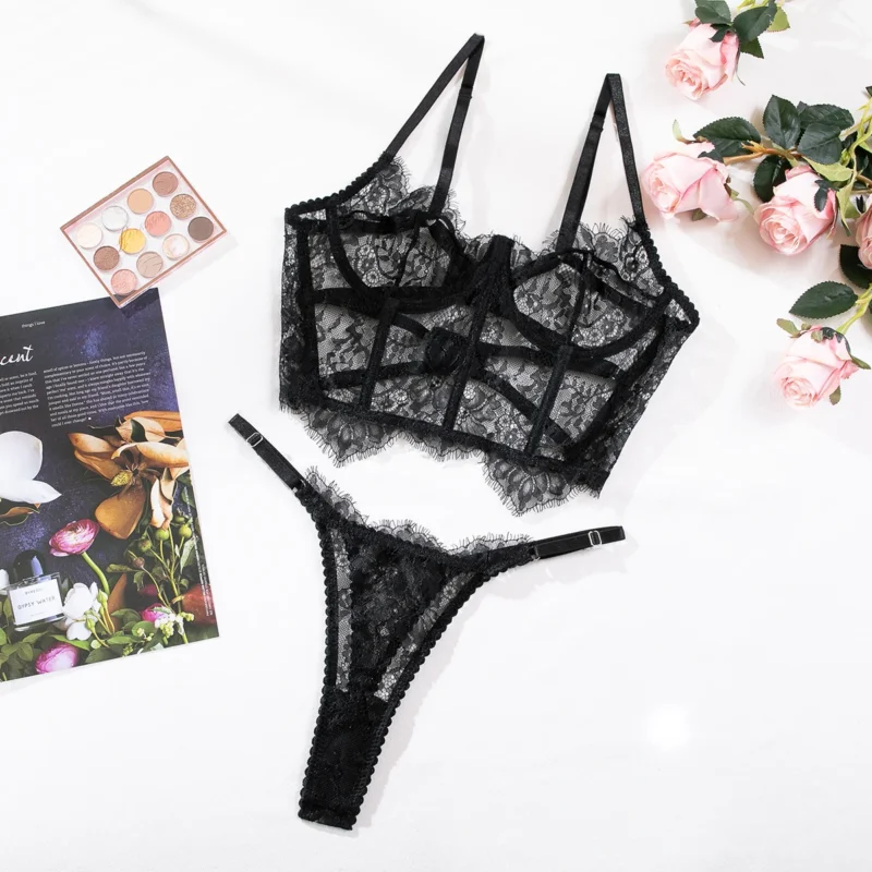 Koronkowy komplet typu bustier z ozdobnymi paskami