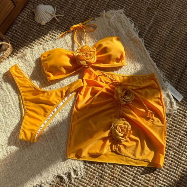 Trzyczęściowy zestaw plażowy z bikini i spódnicą z kwiatowymi aplikacjami