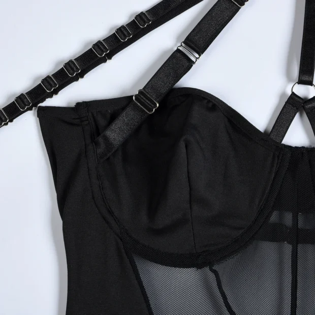 Body z pasami i uprzężą typu harness