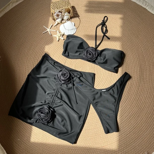 Trzyczęściowy zestaw plażowy z bikini i spódnicą z kwiatowymi aplikacjami