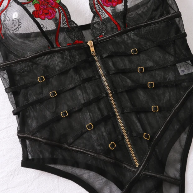 Body z haftem i detalami w stylu bondage