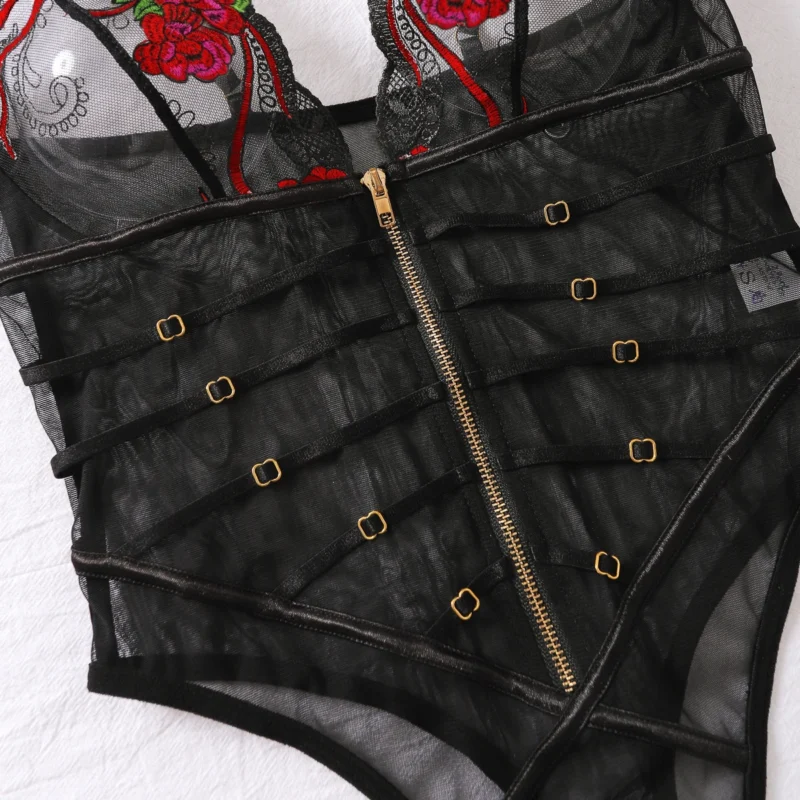 Body z haftem i detalami w stylu bondage