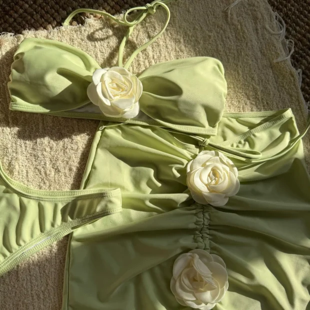 Trzyczęściowy zestaw plażowy z bikini i spódnicą z kwiatowymi aplikacjami