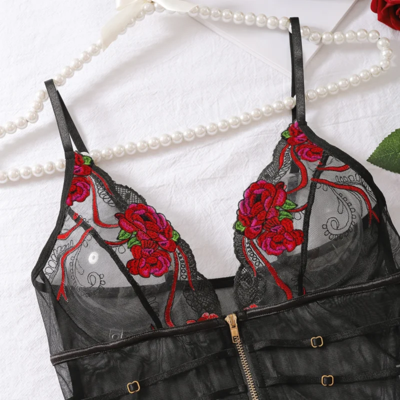 Body z haftem i detalami w stylu bondage