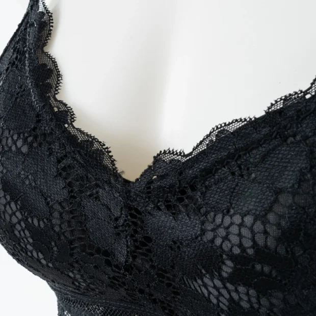 Koronkowy bralette z ozdobnym tyłem i wyjmowaną wkładką