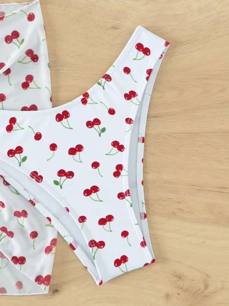 Trzyczęściowe bikini z wiązanym pareo i trójkątną górą