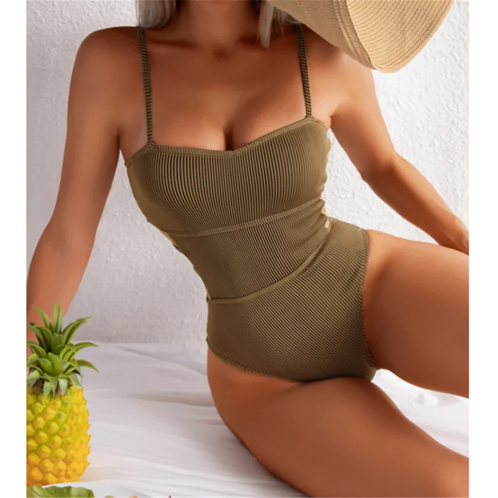 Klasyczny jednoczęściowy kostium kąpielowy z prążkowanej tkaniny i podkreśloną talią