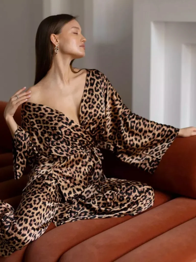 Satynowy komplet z wiązanym kimono