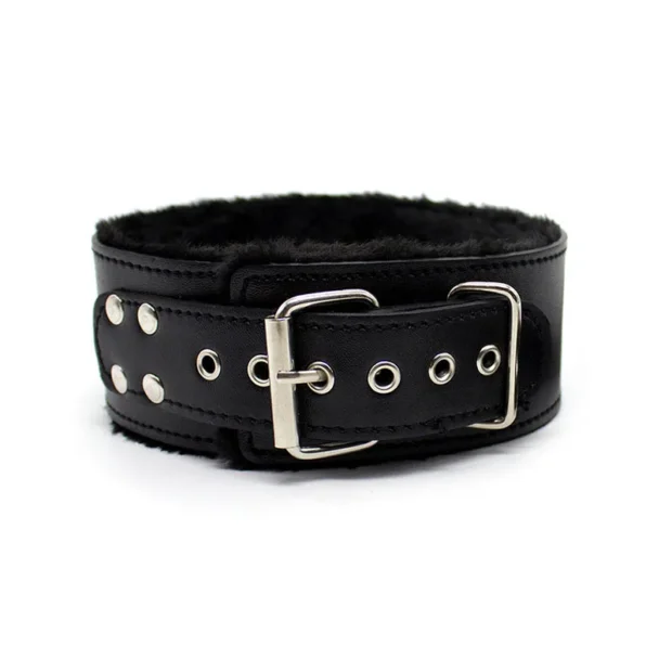 Choker z futerkową wyściółką i odpinaną smyczą