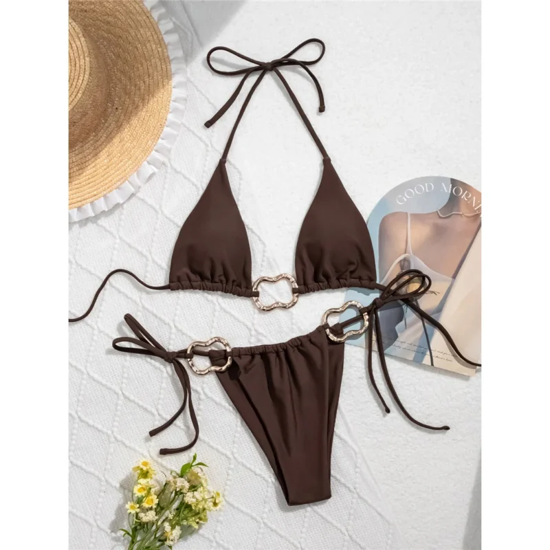 Bikini z ozdobnymi klamrami i wiązaniem