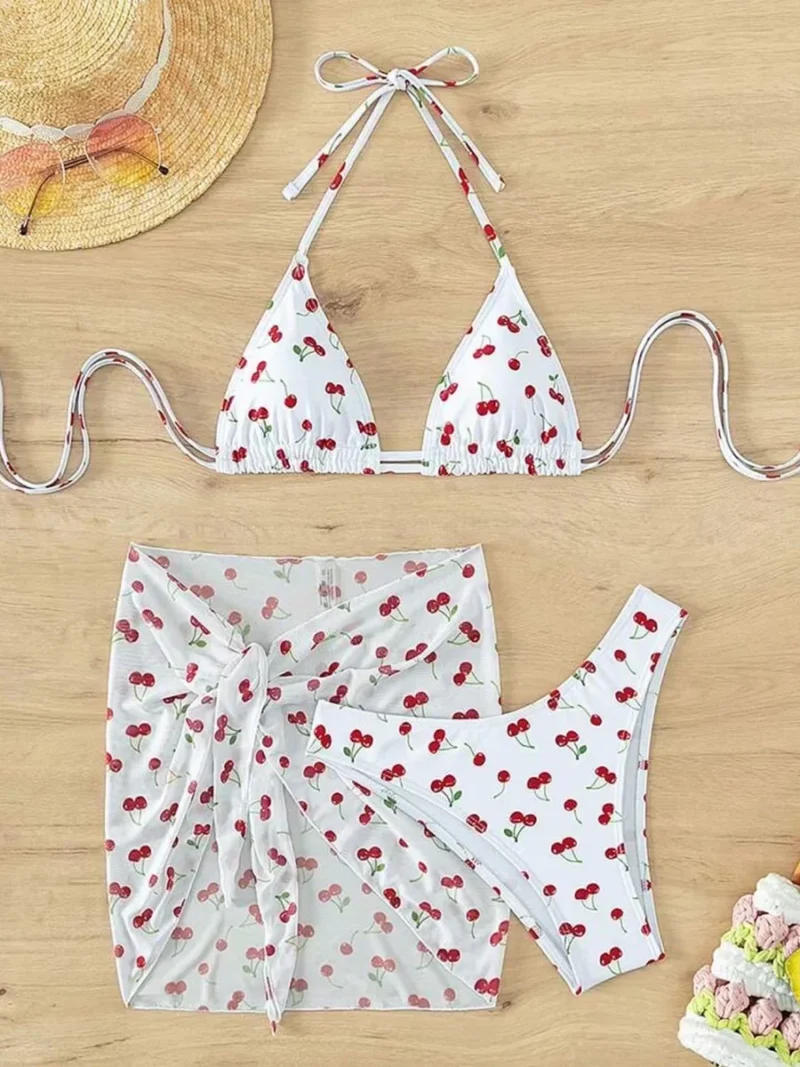 Trzyczęściowe bikini z wiązanym pareo i trójkątną górą