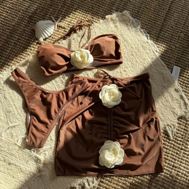 Trzyczęściowy zestaw plażowy z bikini i spódnicą z kwiatowymi aplikacjami