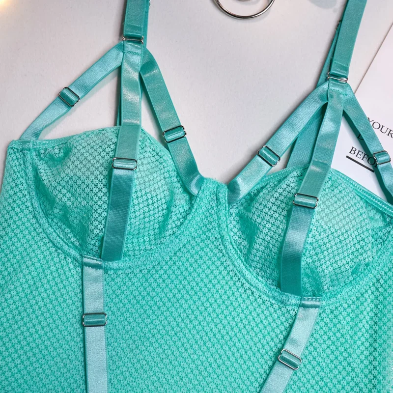 Body damskie z siateczki, paskami modelującymi i obrożą z kółkiem