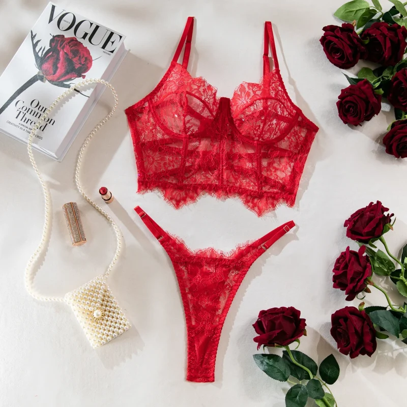 Koronkowy komplet typu bustier z ozdobnymi paskami