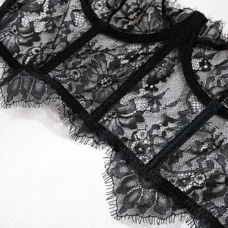 Koronkowy komplet typu bustier z ozdobnymi paskami
