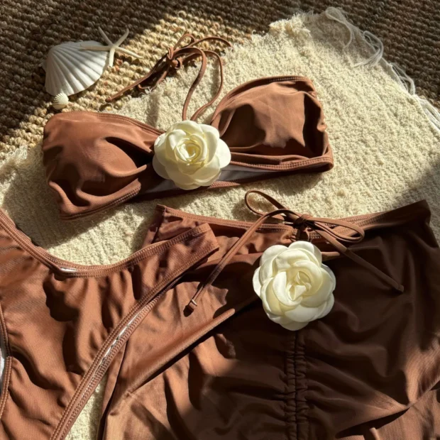 Trzyczęściowy zestaw plażowy z bikini i spódnicą z kwiatowymi aplikacjami