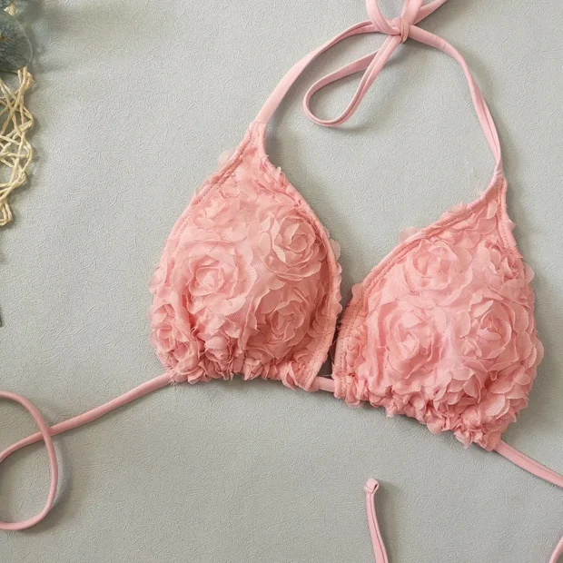 Dwuczęściowe bikini z aplikacją 3D w kształcie róż i pareo