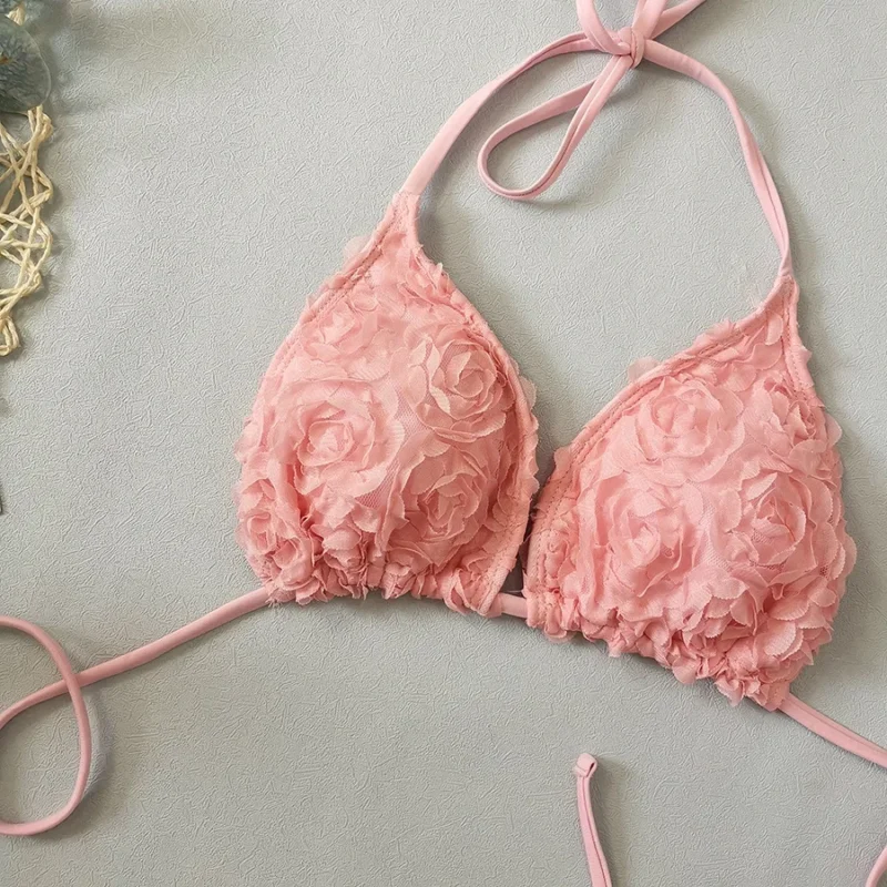 Dwuczęściowe bikini z aplikacją 3D w kształcie róż i pareo