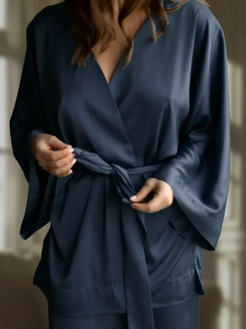 Satynowy komplet z wiązanym kimono