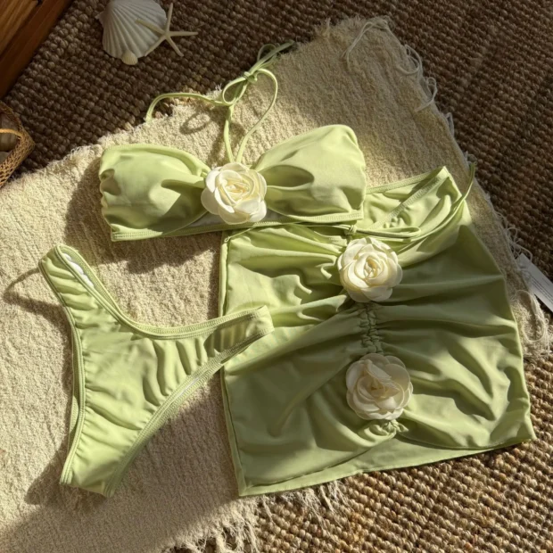 Trzyczęściowy zestaw plażowy z bikini i spódnicą z kwiatowymi aplikacjami