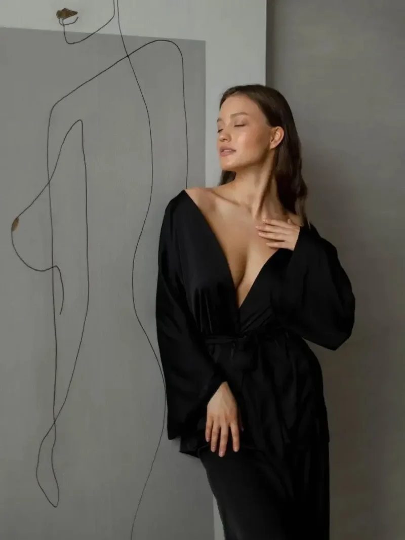 Satynowy komplet z wiązanym kimono