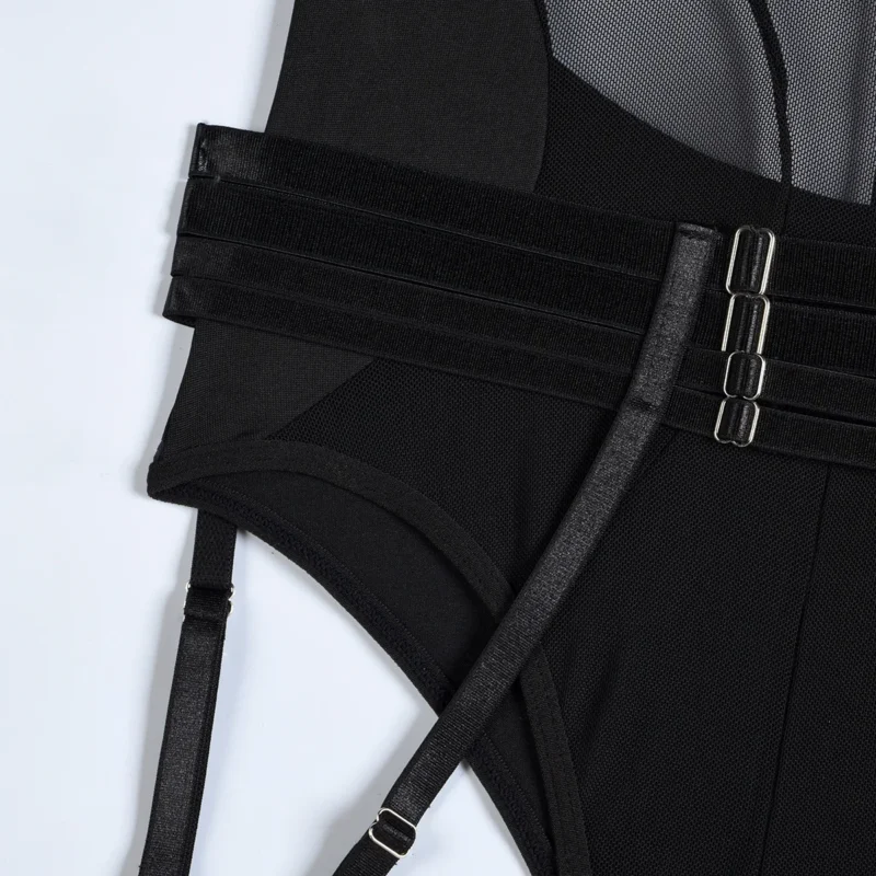 Body z pasami i uprzężą typu harness