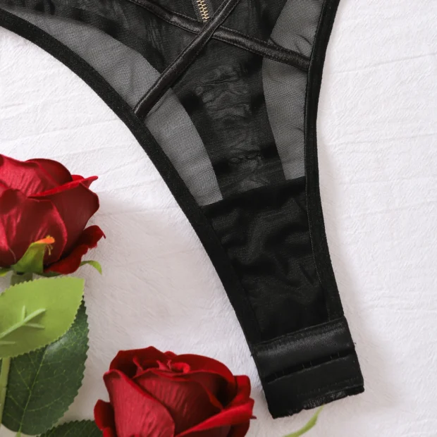 Body z haftem i detalami w stylu bondage