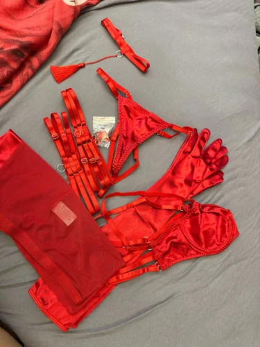 Satynowy komplet bielizny z minispódniczką i akcesoriami photo review