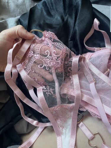 Koronkowy komplet z haftem i paskami w talii photo review