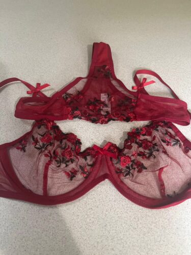 Komplet bielizny z haftowanymi kwiatami i przezroczystym tiulem photo review