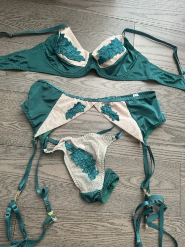 Koronkowy komplet bielizny z haftem i pasem do pończoch photo review