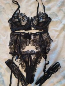 Komplet bielizny z haftem, pasem do pończoch i koronkowymi rękawiczkami photo review