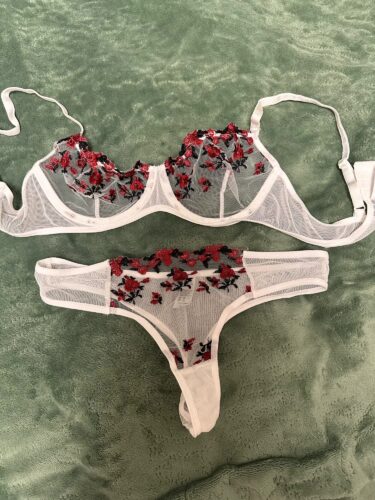 Komplet bielizny z haftowanymi kwiatami i przezroczystym tiulem photo review