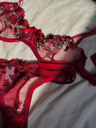 Komplet bielizny z haftowanymi kwiatami i przezroczystym tiulem photo review