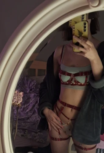 Zmysłowy komplet z haftem i paskami w kolorze burgundowej czerwieni photo review