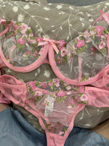 Komplet bielizny z haftowanymi kwiatami i przezroczystym tiulem photo review