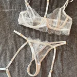 Delikatny komplet z koronką i paskami na uda photo review