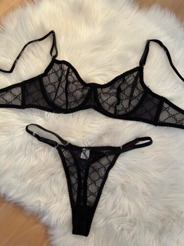 Przezroczysty komplet bielizny z haftowanym wzorem photo review