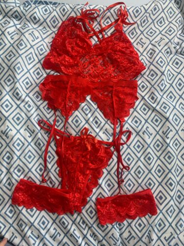 Koronkowy komplet bielizny z pasem do pończoch i ozdobnymi ramiączkami photo review