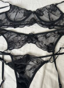 Koronkowy komplet bielizny z haftem kwiatowym i pasem do pończoch photo review