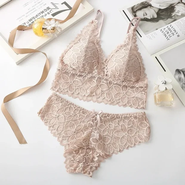 Koronkowy komplet z miękkim biustonoszem typu bralette