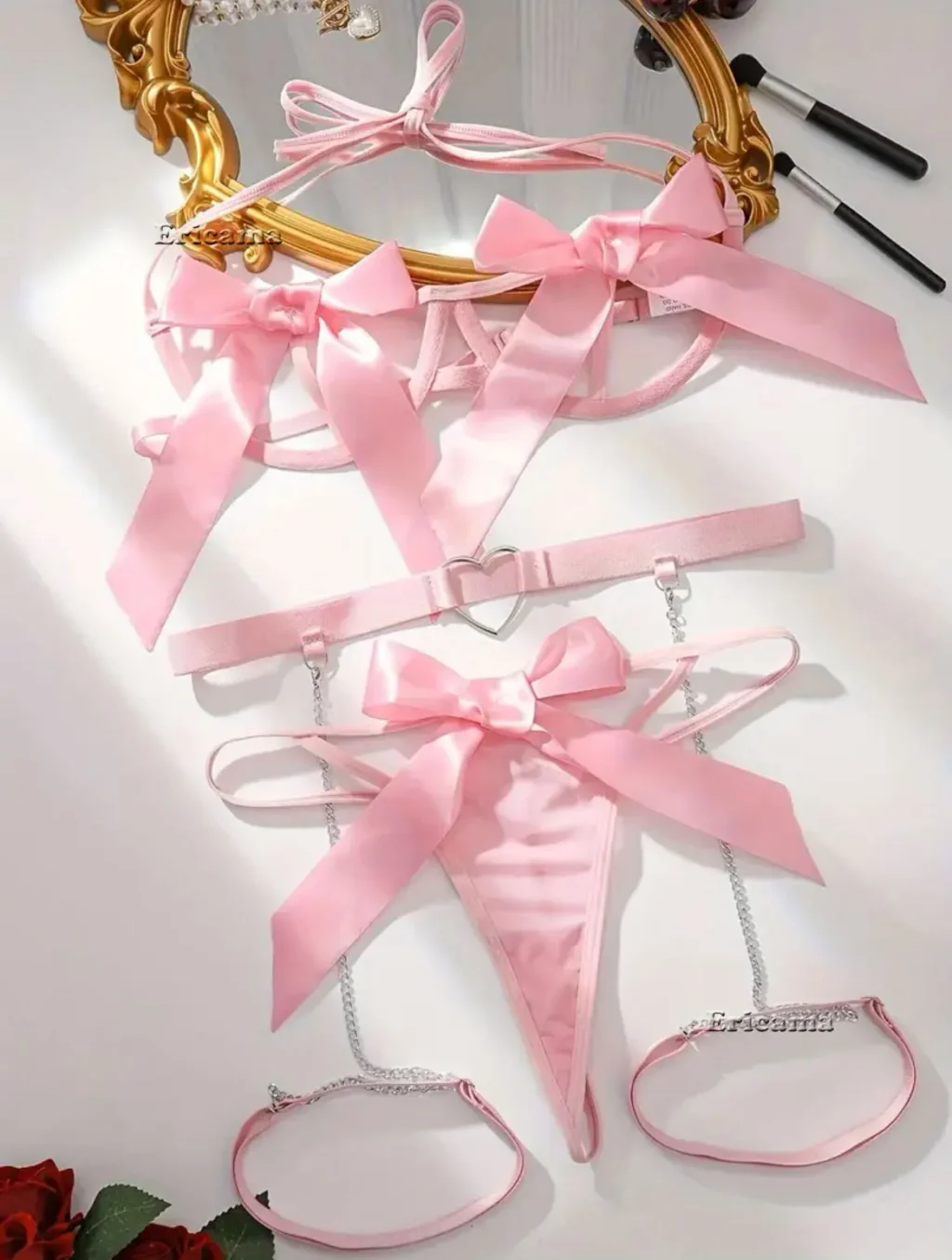 Komplet bielizny z satynowymi kokardami i elementami łańcuszkowymi