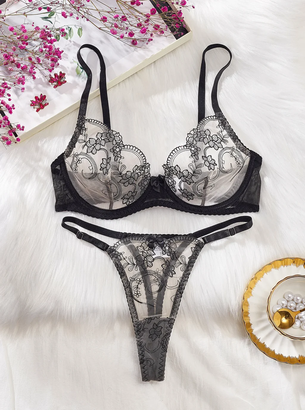 Komplet bielizny z haftem kwiatowym i stringami