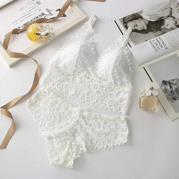 Koronkowy komplet z miękkim biustonoszem typu bralette
