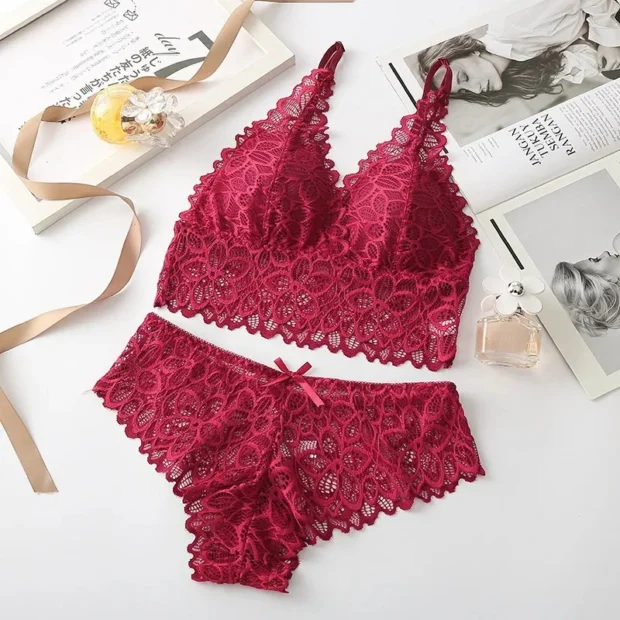 Koronkowy komplet z miękkim biustonoszem typu bralette