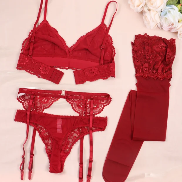 Czteroczęściowy komplet bielizny koronkowej z pończochami